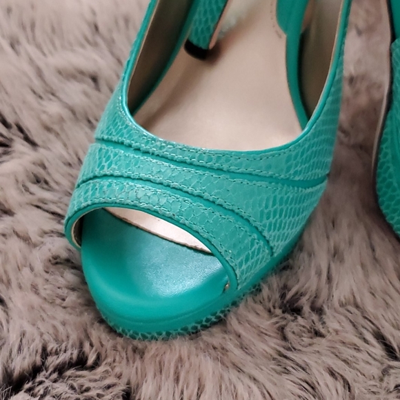 WHBM Green Python Stacked Heels - Picture 4 of 16